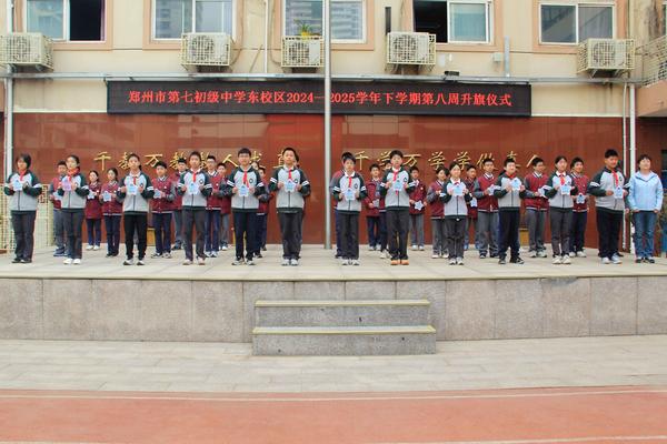 6三位年级管委会主任为校园之星颁奖 6三位年级管委会主任为校园之星颁奖